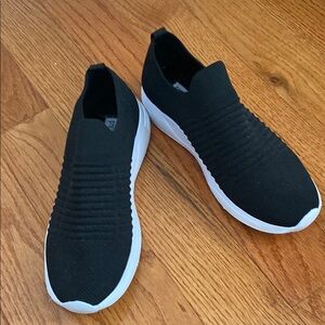 Steve Madden black Slip on shoes. Worn once!